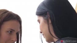 Captura de 'Sexy Lesbian Trib In Winter Cabin' nº 15
