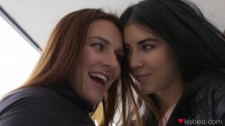 Captura de 'Sexy Lesbian Trib In Winter Cabin' nº 36