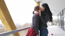 Captura de 'Sexy Lesbian Trib In Winter Cabin' nº 47