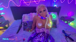 'Bimbo Pamela Sanderson Crashes DJ Brian's Neon Bedroom!' screenshot nº 64