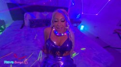 'Bimbo Pamela Sanderson Crashes DJ Brian's Neon Bedroom!' screenshot nº 9
