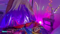 'Bimbo Pamela Sanderson Crashes DJ Brian's Neon Bedroom!' screenshot nº 13