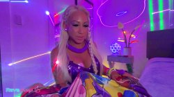 'Bimbo Pamela Sanderson Crashes DJ Brian's Neon Bedroom!' screenshot nº 16