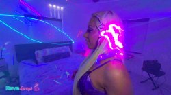 'Bimbo Pamela Sanderson Crashes DJ Brian's Neon Bedroom!' screenshot nº 2