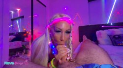 'Bimbo Pamela Sanderson Crashes DJ Brian's Neon Bedroom!' screenshot nº 38