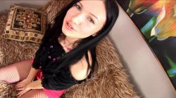 'Brunette Enjoys Intense Sofa Anal Sex' screenshot nº 3