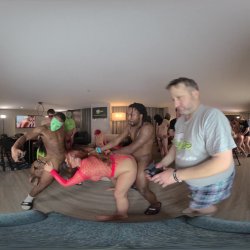 Captura de 'HOT POV & Hot Voyeur at a HOT Orgy' nº 46