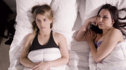 Captura de 'Unveilled Teen Lesbians' nº 23