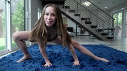 Captura de 'Big Tits Teen Jackie Hoff Strips During Yoga And Masturbates' nº 32