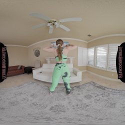 'Laney Desires A Deep Vaginal Massage' screenshot nº 1