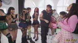 'Goth Vs Preps 10 Girl Reverse Gangbang' screenshot nº 7