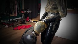 Captura de 'Ava Fetishart Puts Perv In The Pussy Smell Hood' nº 45