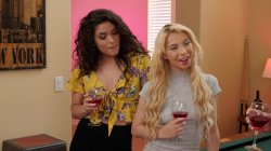 Captura de 'Women Seeking Women 169' nº 2