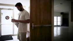 Captura de 'Half His Age' nº 2