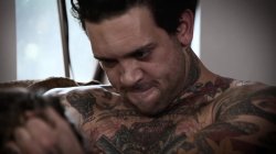 Captura de 'Half His Age' nº 29