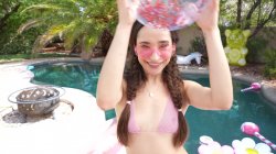 'She's So Small 36' screenshot nº 2