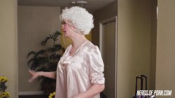 Captura de 'Golden T-Girls: A Trans MILF Parody, The' nº 13