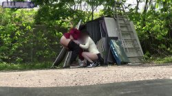 Captura de 'Amateur car play and outdoor passion with a frustrated married beauty' nº 24
