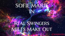 'Real Swingers MILFS Make Out' screenshot nº 2