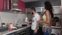 Captura de 'Manuella Pimenta Cleaning The Saber' nº 4