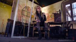 Captura de 'Hardcore Gangbang - Insatiable MILF Gangbanged In A Dystopian Reality' nº 26