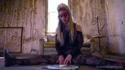 Captura de 'Hardcore Gangbang - Insatiable MILF Gangbanged In A Dystopian Reality' nº 47