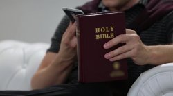 Captura de 'Against My Religion' nº 2