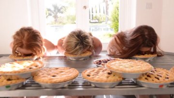 Sexy Lesbians Get Down and Dirty With Dessert Screenshot