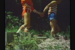 'Raincoat Crowd' screenshot nº 12