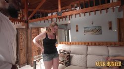 Captura de 'Hot Blonde Wife Ember Springs Cuckold's Husband With BBC Doctor' nº 10