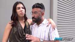 Captura de 'Aylla Mel Seduces Taxi Driver for Intense Double Penetration Threesome' nº 1