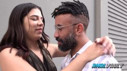 Captura de 'Aylla Mel Seduces Taxi Driver for Intense Double Penetration Threesome' nº 3
