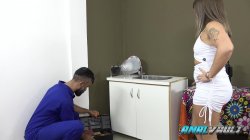 'Plumber pulls a dildo from Loirinha do Desejo's drain and fills her ass next.' screenshot nº 2