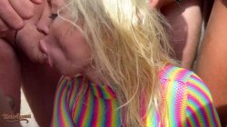 Captura de 'Blonde Babe Vera Jarw Gets Her Mouth Fucked By Big Dicks!' nº 19