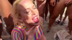 Captura de 'Blonde Babe Vera Jarw Gets Her Mouth Fucked By Big Dicks!' nº 32