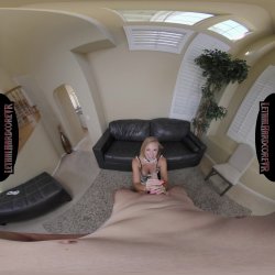'Lovely Lo Is a Sexy Maid' screenshot nº 2