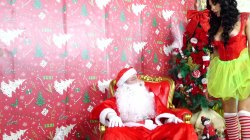'Mall Santa Butt-Fucks Tgirl' screenshot nº 9