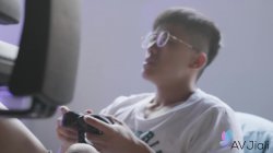 'Horny Nerd With Magic Game Controler Fucks Hot Stepsis Li Zhiyan' screenshot nº 10