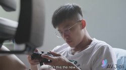 'Horny Nerd With Magic Game Controler Fucks Hot Stepsis Li Zhiyan' screenshot nº 6
