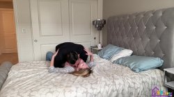Captura de 'Husband Shares Beautiful Wife And Stranger Creampies Her Pussy' nº 11