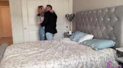 Captura de 'Husband Shares Beautiful Wife And Stranger Creampies Her Pussy' nº 5