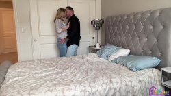 Captura de 'Husband Shares Beautiful Wife And Stranger Creampies Her Pussy' nº 6