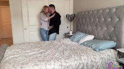 Captura de 'Husband Shares Beautiful Wife And Stranger Creampies Her Pussy' nº 9