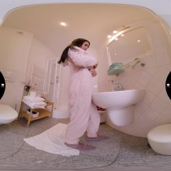 'VR Hostel: Episode 2 - Peeping on Her Boobs and Getting Some Juice' screenshot nº 4
