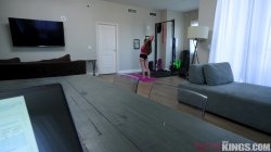 Captura de 'Helping Her Stretch' nº 5