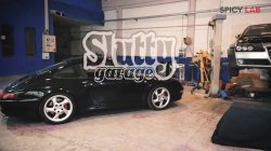 Captura de 'Slutty MILF Fucking Coachbuilder In A Garage' nº 1
