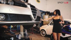 Captura de 'Slutty MILF Fucking Coachbuilder In A Garage' nº 5
