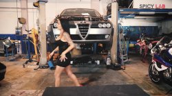 Captura de 'Slutty MILF Fucking Coachbuilder In A Garage' nº 7