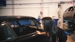 Captura de 'Slutty MILF Fucking Coachbuilder In A Garage' nº 9