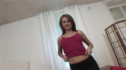 'Hottie Takes Rod & Jizz Up Her Butthole' screenshot nº 4